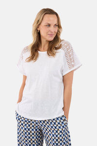 Kortærmet T-shirt - Hvid - Blondeærmer