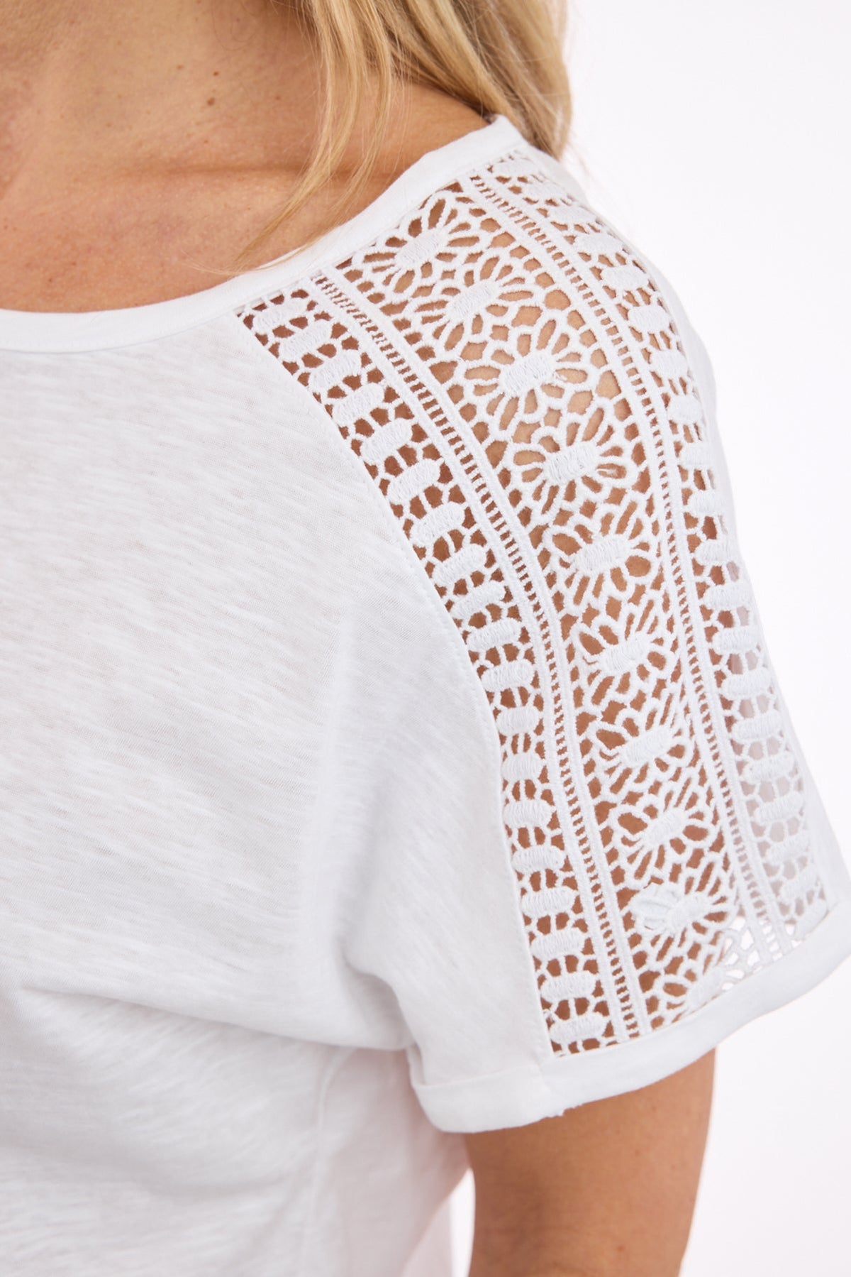 Kortærmet T-shirt - Hvid - Blondeærmer