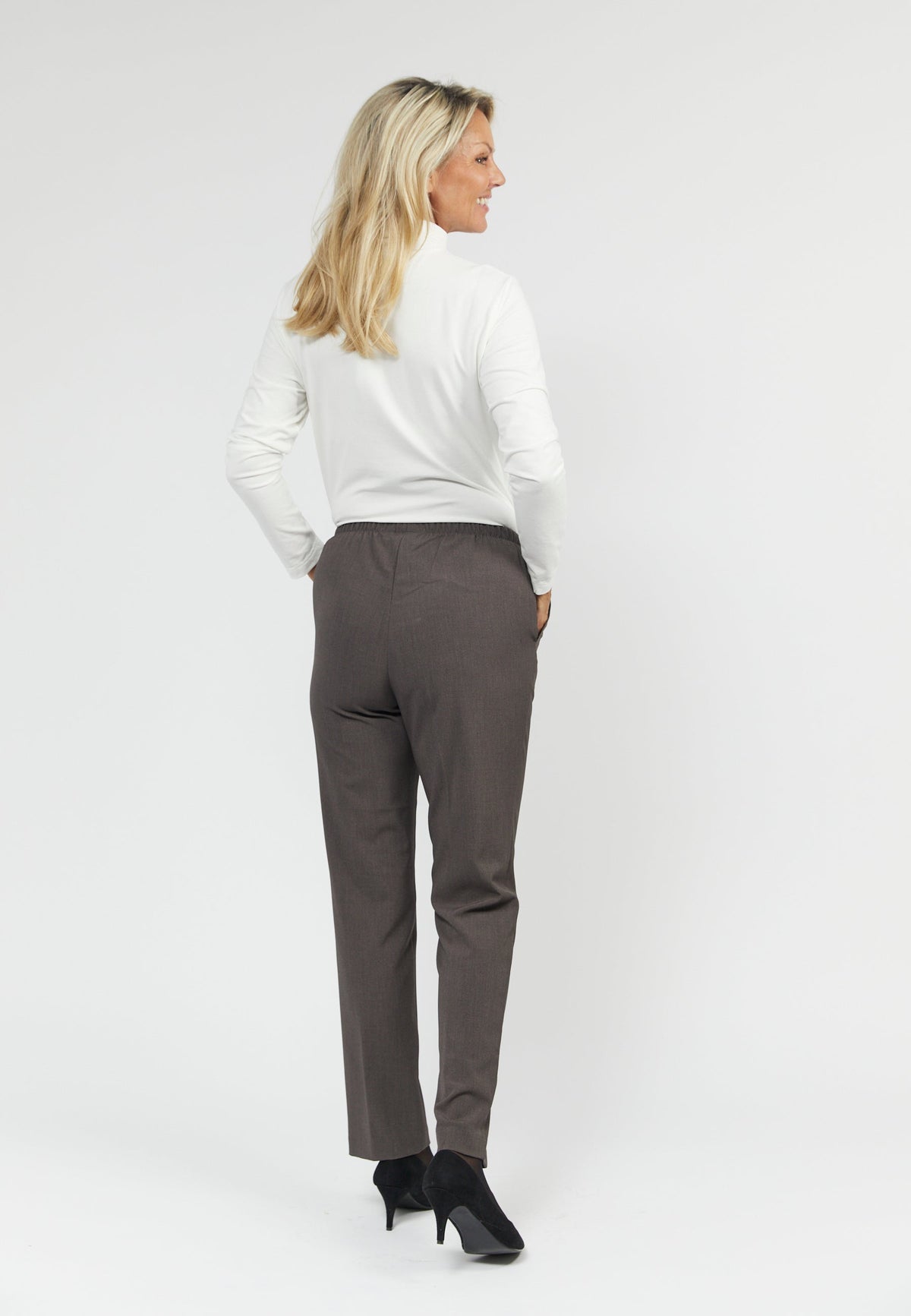 Sofie Bukser - Kold Brun - Slim Fit / Elastik i Taljen