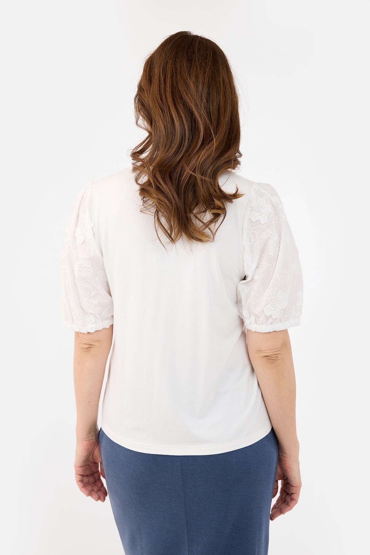 Kortærmet T-shirt - Råhvid - Broderede Ærmer